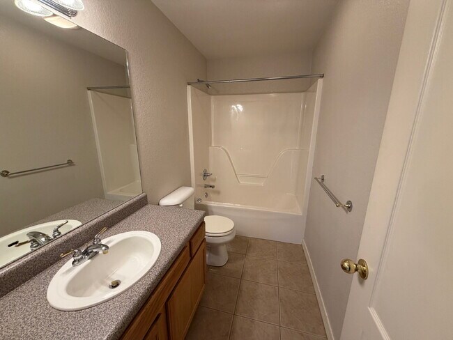Building Photo - Beautiful Townhome in a Prime Fayetteville Location