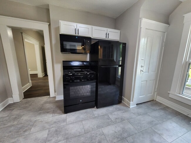 Building Photo - Spacious 5-Bedroom, 2-Bathroom Home AVAILA...