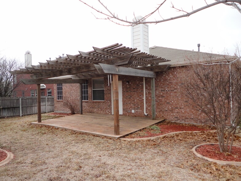 Building Photo - 2319 Dogwood Dr