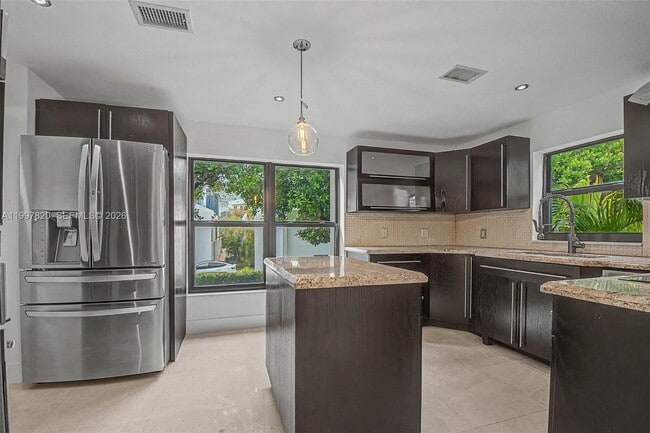 Building Photo - 2000 Brickell Ave