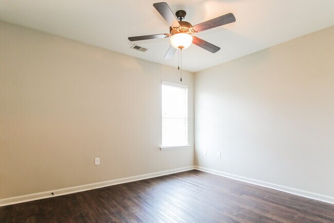 Building Photo - 7459 Aylesbury Ln