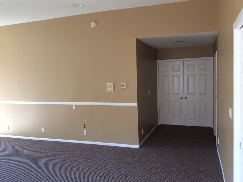 Entrance master bedroom - 19251 Oxnard St