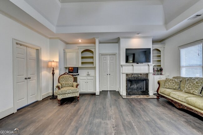 Building Photo - 8910 Pinehurst Cove