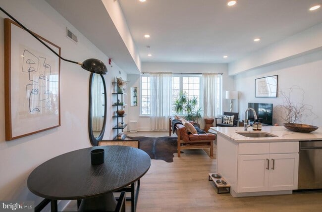 Building Photo - 1324 Frankford Ave