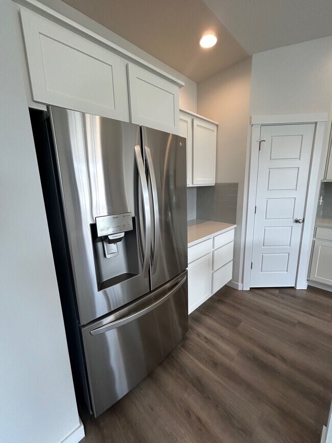 Building Photo - Iceberg Lake