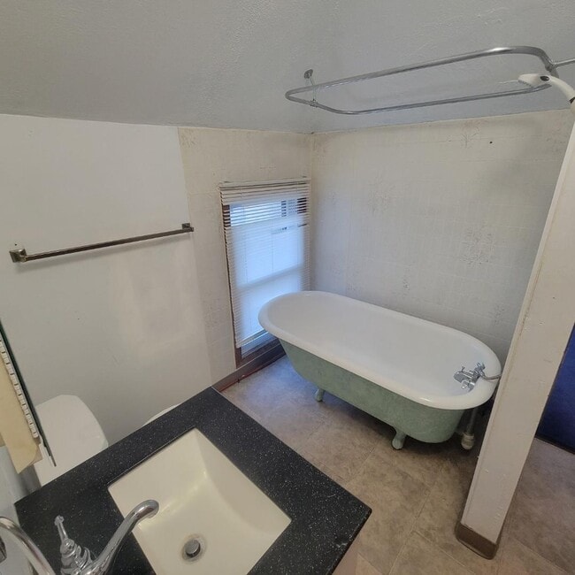 Building Photo - 119 Elm St