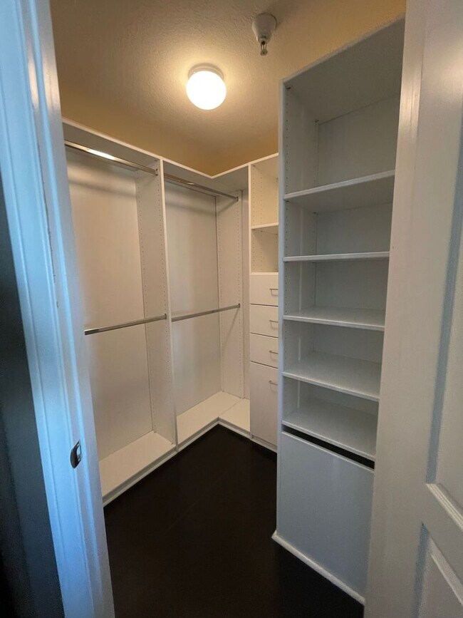 Building Photo - Coming Soon-Gorgeous & Spacious Loft Style 1 Bedroom Unit in Guard Gated Manhattan Condos!