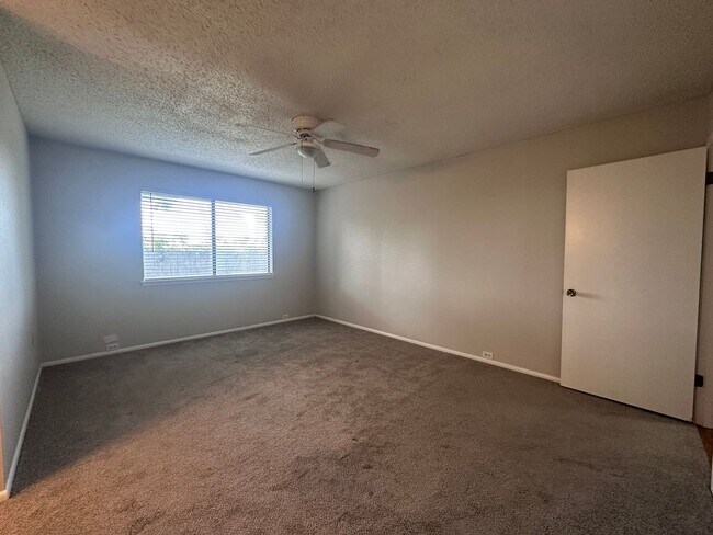 Building Photo - BEAUTIFUL WOOD FLOORING IN THIS 3 BR IN FO...