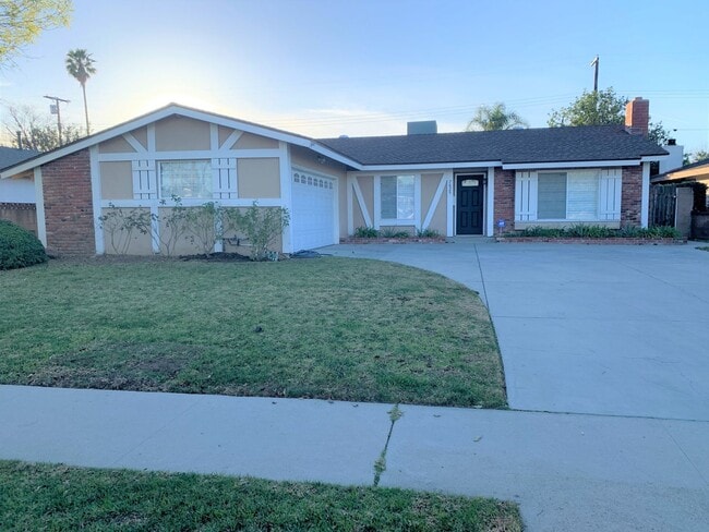 Primary Photo - Newly Remodeled 3 Br 2 Ba Home in West Hills
