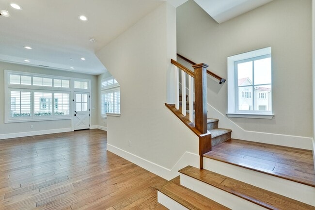 Building Photo - Modern Living in the Heart of Downtown Cam...