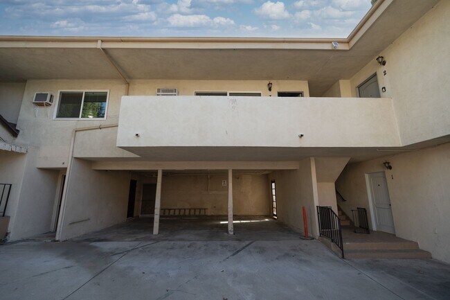 Building Photo - 822 E Windsor Rd