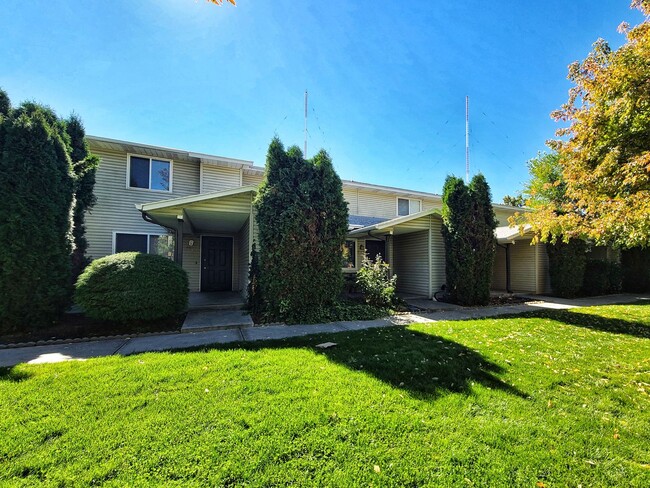 Building Photo - Beautiful 3 bed 2 bath Townhome in Boise! ...