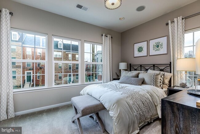 Building Photo - 3437 10th Pl SE