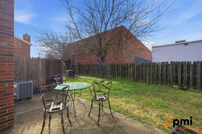 Building Photo - 2 PRIMARY BEDROOMS, LIVING ROOM AND DINING, PETS ALLOWED