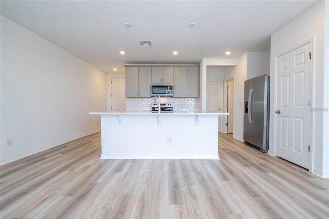 Building Photo - Elegant & Comfortable Home with Granite Kitchen in Prime St. Cloud Location