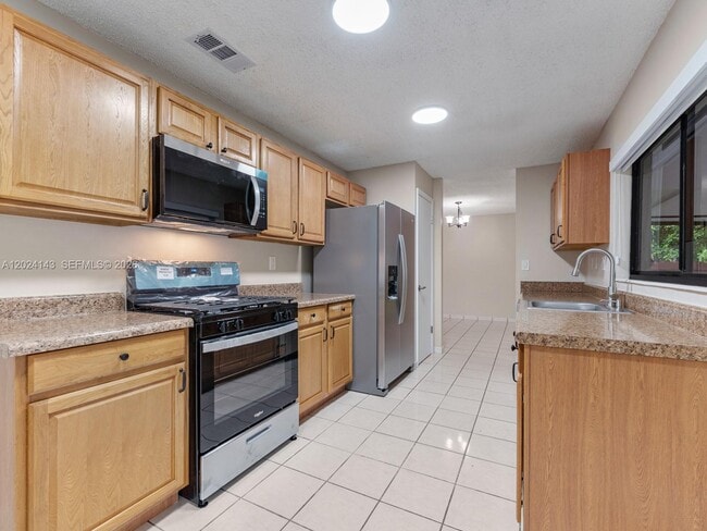 Building Photo - Southwest 46th Street, Miami, FL 33175 - 4 BR 2 BA single-family home