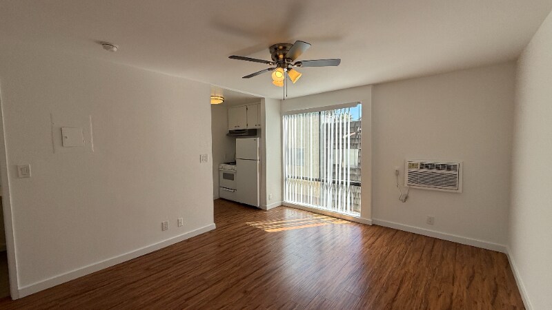 Primary Photo - 7044 Hawthorn Ave