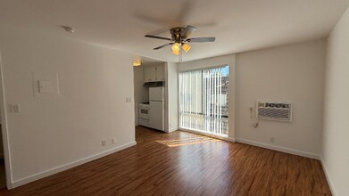 Building Photo - 7044 Hawthorn Ave