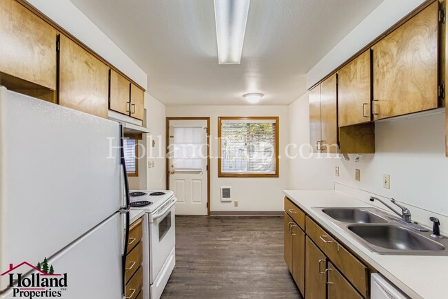 Building Photo - Charming Duplex Just Minutes from Downtown...