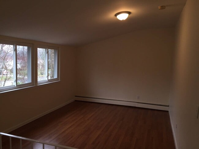 Building Photo - 68 University Heights Dr