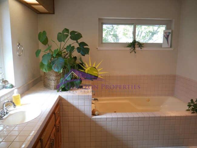 Building Photo - 1704 Summerhill Ct