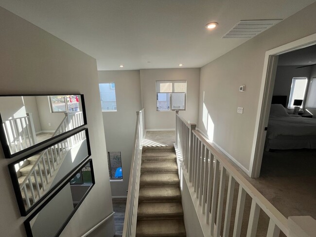 Building Photo - Beautiful 3 Bedroom Townhome in the Southw...