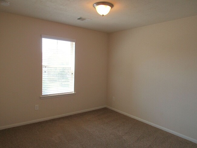 Building Photo - Spacious, Modern and Conveniently Located ...