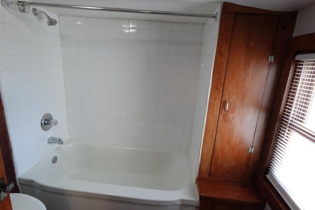 Building Photo - 3 Bed/ 1 bath house in a great location