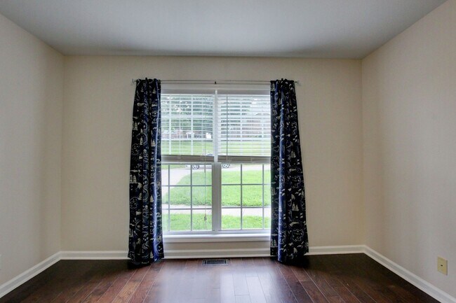 Building Photo - 3 bed 2 bath w sweet basement.  Go
