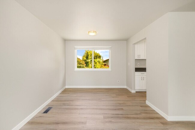 Building Photo - Crown Hill 3 Bedroom Daylight Basement Home