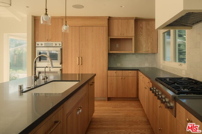 Building Photo - 914 Bienveneda Ave