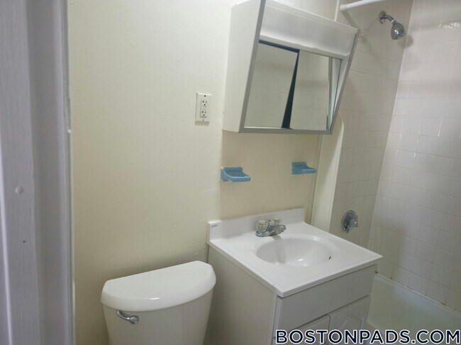 Building Photo - 122 Dustin St