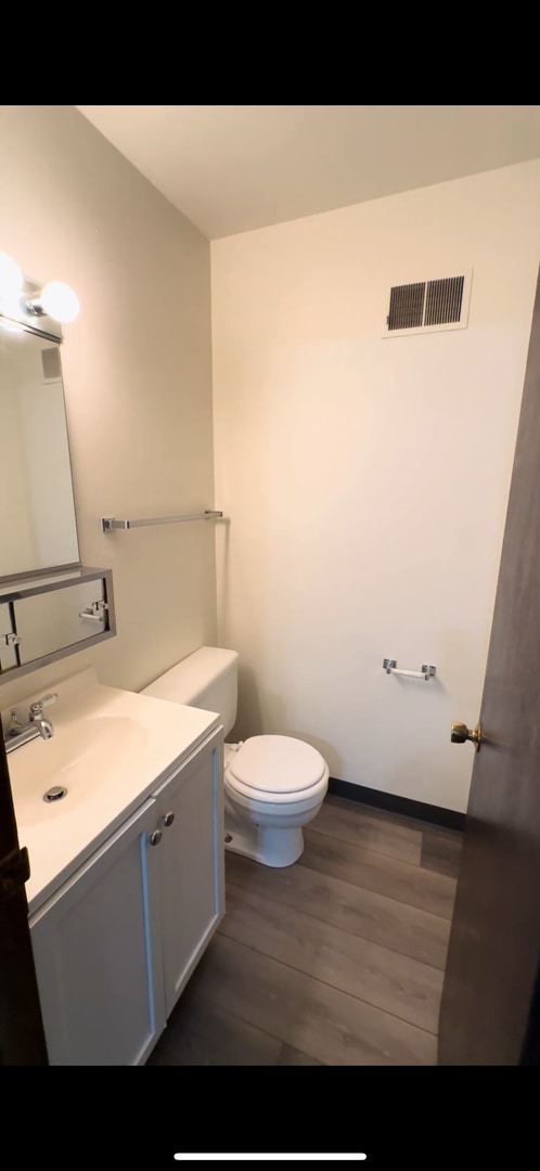 Building Photo - Spacious 2-Bedroom Apartment