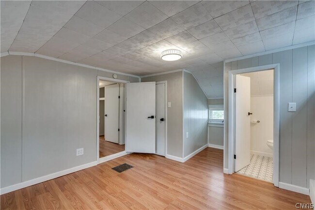 Building Photo - 822 Lawrence St