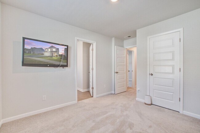 Building Photo - Stunning 5 Bedroom Cypress Preserve