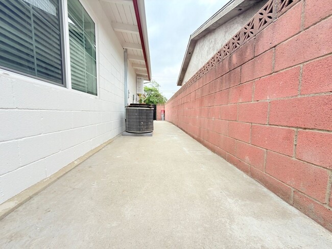 Building Photo - 6713 Goodland Ave