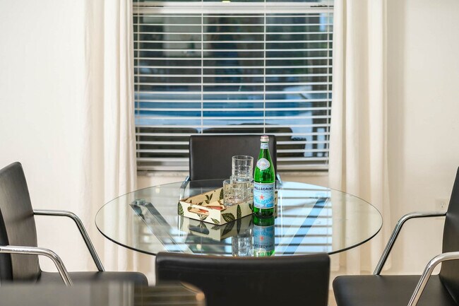 Building Photo - 4140 Oak Tree Dr