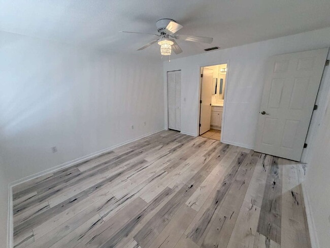 Building Photo - 2 Bedroom Condo on a Corner Lot Available for Rent