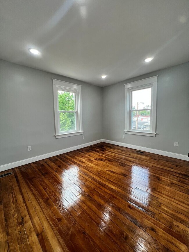 Building Photo - 31 N Poplar St