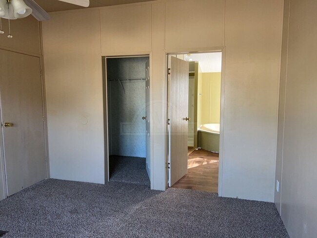 Building Photo - 3406 Valencia Dr