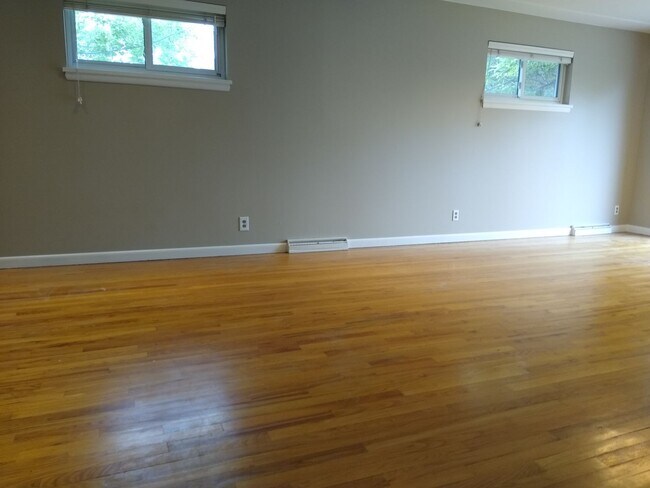 Building Photo - Stunning 4 bedroom 2 bath Virginia Village...