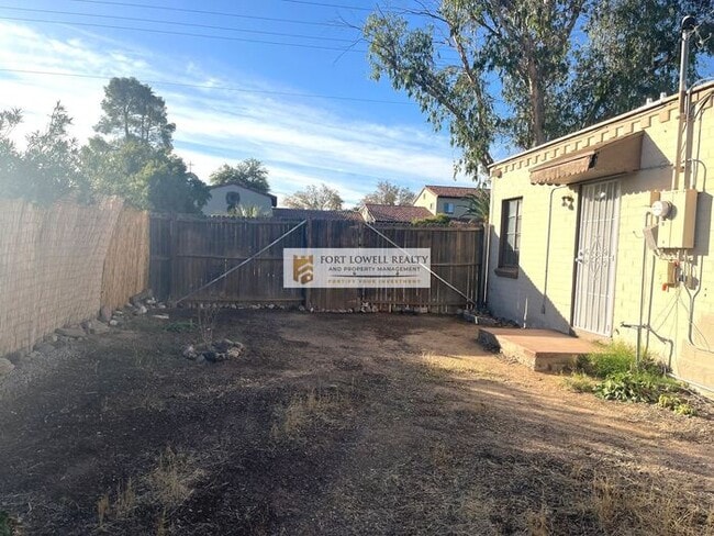 Building Photo - 1 bed 1 bath/washer/dryer/carport/Private Yard