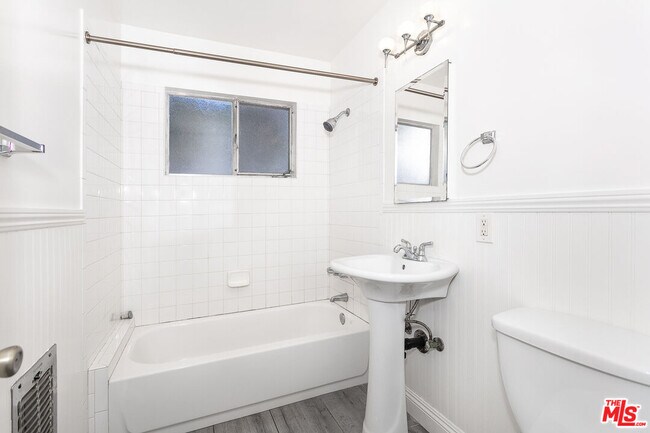 Building Photo - 1210 S Bedford Dr