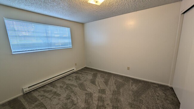 Building Photo - 2 bedroom 1 bath apartment. *1/2 off your first months rent if your application is approved by Ma...