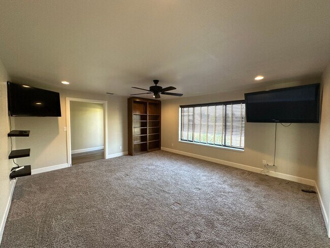 Building Photo - 4 Bedroom Home on Half Acre Lot