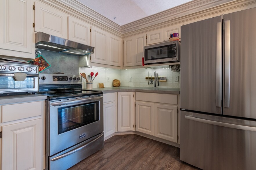 New stainless appliances - 2780 E Hardy Ln