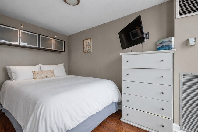 Building Photo - 1 E Scott St