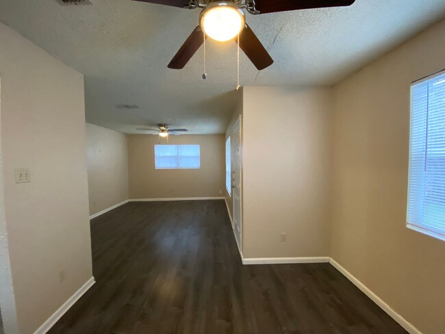 Building Photo - 1 Month Free Rent ! Covered Front Porch  /...