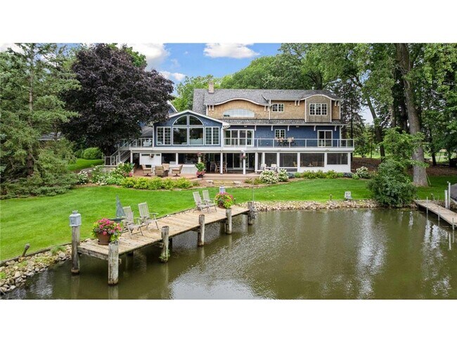 Building Photo - 3135 Shoreline Dr