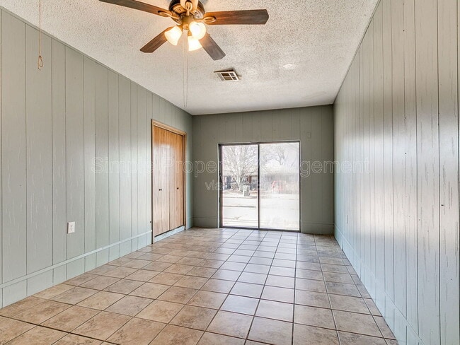 Building Photo - 2205 Donna Dr